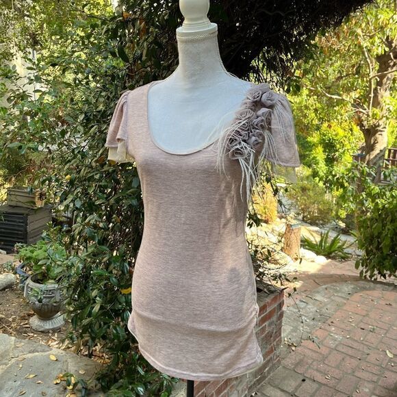 ANTHROPOLOGIE LULUMARI FLOWER FEATHER EMBELLISHED SHORT SLEEVE RUCHED TOP MEDIUM - Picture 7 of 15